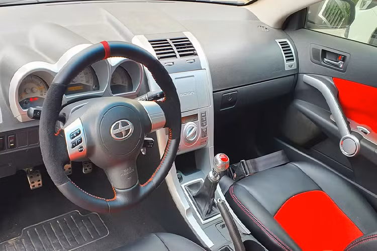 Được biết, mẫu xe Scion tC Coupe đời cũ này có số lượng không quá 5 chiếc tại Việt Nam, khiến nó trở thành hàng hiếm. Chiếc tC này tại TP. HCM được đánh giá là còn khá “chất” và có giá trị khoảng hơn 500 triệu đồng. Mẫu xe này sản xuất năm 2006, nhập khẩu từ Mỹ.