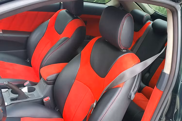 Bên dưới nắp ca-pô của của chiếc Scion tC tại Việt Nam là động cơ xăng 4cyl thẳng hàng, dung tích 2.4L, mã 2AR-FE, hút khí tự nhiên, cam đôi DOHC, 16 van, sử dụng công nghệ điều chỉnh van biến thiên VVT-i của Toyota, cho công suất tối đa 160 mã lực tại 5.700 vòng/phút và mô-men xoắn cực đại đạt 221 Nm từ 4.000 vòng/phút. Sức mạnh được truyền xuống cầu trước (FWD) thông qua hộp số sàn 5 cấp (5MT).