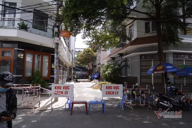 17 nha o quan Tan Phu bi phong toa vi ca tai duong tinh Covid-19-Hinh-2