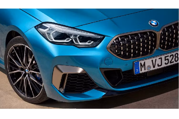 Bên trong khoang nội thất, khách hàng có 5 sự lựa chọn tiêu chuẩn về màu da bao gồm Đỏ Magma Perforated, Mocha Perforated, Đen Xanh, Oyster Perforated, và Đen Perforated. Các tùy chọn nâng cao bao gồm màu Illuminated Brooklyn, Illuminated Boston và Illuminated Berlin.