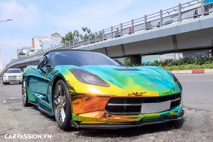 Xuất hiện trong bài viết là chiếc Corvette C7 Stingray Convertible được nhập khẩu tư nhân về Việt Nam, xe sở hữu lớp sơn nguyên bản màu vàng khá nổi bật và hiện đang thuộc sở hữu của một người chơi xe tại Sài Gòn. Mới đây nhất, mẫu xe mui trần “hàng hiếm” đã bị bắt gặp lăn bánh trên đường phố trong “bộ cánh” vô cùng độc đáo.