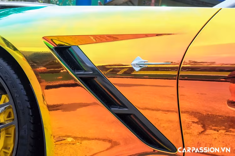 Phiên bản mui trần Corvette Stingray Convertible được trang bị phần mui vải màu đen, người lái có thể thực hiện thao tác đóng mở mui thông qua một nút bấm đặt bên trong khoang lái và quá trình này sẽ mất 15 giây để diễn ra. Một điểm thú vị là chiếc coupe Corvette C7 Stingray cũng có thể biến thành một chiếc xe mui trần với phần mui có thể tháo rời bằng tay khá dễ dàng, chúng ta chỉ cần mở 3 lẫy khóa đặt bên trong khoang lái, mui xe sẽ tự bật ra và có thể cất gọn vào khoang hành lí.