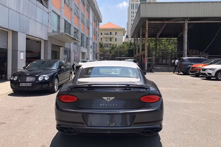 Bên cạnh đó, Bentley Continental GT V8 2020 sử dụng động cơ V8, dung tích 4.0 lít nên mức thuế cũng tốt hơn rất nhiều so với bản W12. Động cơ kết hợp cùng hộp số tự động 8 cấp, nhờ đó mà chiếc Coupe siêu sang thể thao Bentley Continental GT V8 thế hệ mới có thể đua nước rút từ vị trí xuất phát lên 100 km/h chỉ trong thời gian 4 giây trước khi đạt vận tốc tối đa 319 km/h