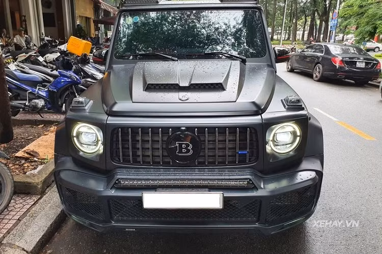 Chiếc Mercedes-AMG G63 Edition 1 vẫn sử dụng động cơ Bi-Turbo V8 4.0L, tạo ra công suất 577 mã lực và mô-men xoắn cực đại 850Nm. Kết hợp cùng hộp số tự động 9 cấp và hệ dẫn động bốn bánh 4Matic, G63 có thể tăng tốc từ 0-100 km/h trong 4,5 giây và đạt vận tốc tối đa 220 km/h. Tại Việt Nam, giá xe Mercedes-AMG G63 Edition 1 nhập khẩu tư nhân khoảng 14 tỷ đồng, chưa gồm bất kỳ tùy chọn nào, và chắc chắn chiếc G63 Edition 1 độ bởi Brabus này sẽ còn đắt đỏ hơn rất nhiều.