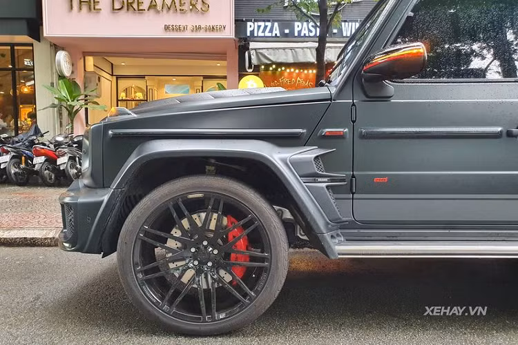 Để chiếc xe của mình thêm phần độc đáo, khác biệt, chủ sở hữu của chiếc SUV hạng sang Mercedes-AMG G63 Edition 1 này đã tìm đến bodykit nhà Brabus - một hãng độ nổi tiếng đến từ Đức.