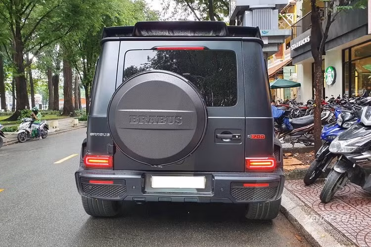 Brabus cũng nâng cấp hệ thống ống xả của xe, hệ thống mới với logo Brabus dập nổi có khả năng tạo ra âm thanh vừa giòn vừa uy lực hơn ống xả nguyên bản gấp nhiều lần.