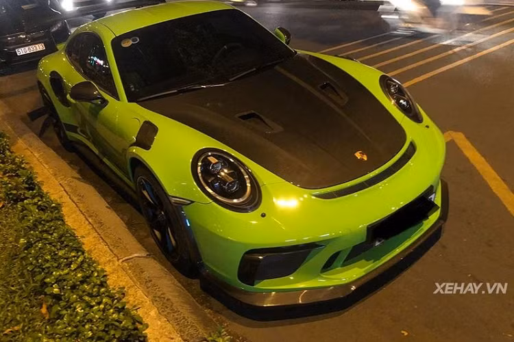 Cung cấp sức mạnh cho Porsche 911 GT3 RS là khối động cơ hút khí tự nhiên dung tích 4.0L 6 xi-lanh, sản sinh công suất 520 mã lực và mô-men xoắn cực đại 470 Nm. Nhờ hộp số ly hợp kép 7 cấp, xe có thể tăng tốc 0-100 km/h trong 3,2 giây trước khi đạt tốc độ tối đa 312 km/h. Giá xe Porsche 911 GT3 RS được niêm yết ở mức hơn 17 tỷ đồng.