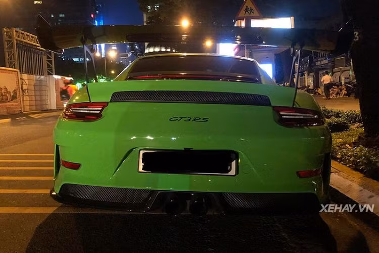 Chiếc xe nổi bật với phần nắp ca-pô dài cộng thêm 2 khe hút gió đặt dọc và nhiều đường gân dập nổi khỏe khoắn, vì được nâng cấp gói độ TechArt Carbon Sport Package nên nắp ca-pô cùng viền hốc gió trước, ốp sườn, viền hốc hút gió bên hông, cánh gió sau và nắp động cơ đều đã được thay thế, không còn ở dạng nguyên bản.