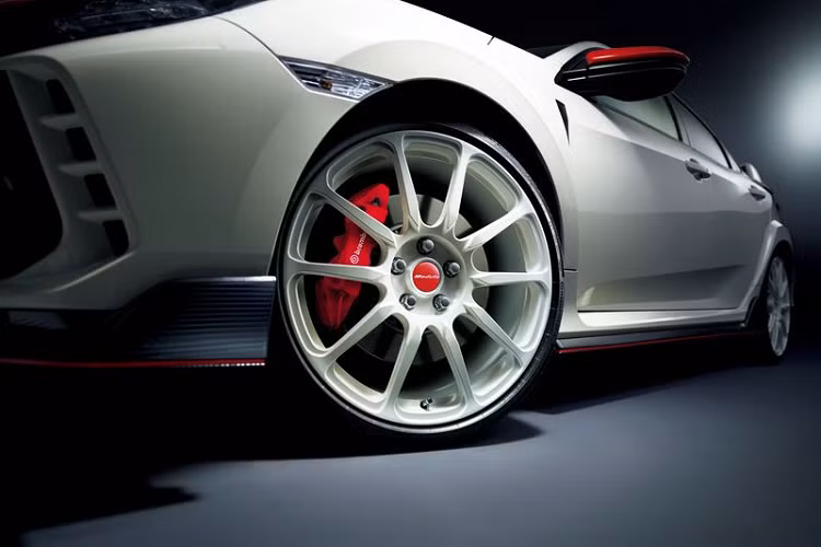 Chủ sở hữu của Civic Type R cũng có thể tinh chỉnh thêm diện mạo của "xế yêu" với trang trí lưới tản nhiệt phía trước, vỏ gương chiếu hậu màu đỏ và bộ la-zăng hợp kim rèn MR-R02 kích thước 20x8 inch hoàn thiện trong sơn màu trắng Championship White Paint rất lạ mắt.