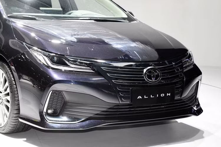 Bên ngoài, Allion 2021 sở hữu thiết kế riêng biệt, không giống những mẫu sedan hiện đang được bán trên thị trường Trung Quốc của liên doanh FAW-Toyota. Theo đó, xe được trang bị lưới tản nhiệt trên khá lớn, đi kèm những nan nằm ngang. Thiết kế này khiến phần đầu xe của Toyota Allion 2021 như rộng và bề thế hơn.