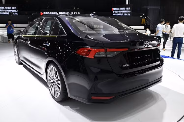 Dự đoán, xe cũng đi kèm hệ thống an toàn chủ động Toyota Safety Sense 2.0 với tính năng ngăn va chạm sớm, hệ thống kiểm soát hành trình, hỗ trợ bám làn đường và đèn pha tự động.