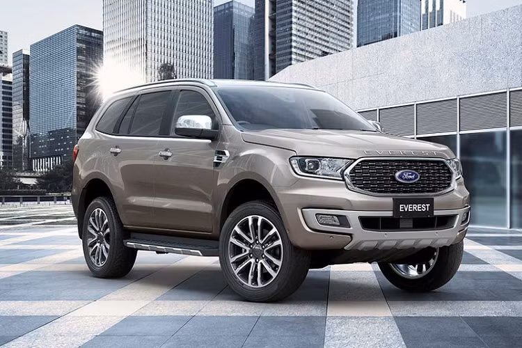  Ford Everest 2021 mới vừa được ra mắt tại thị trường Thái Lan với diện mạo mạnh mẽ hơn trước, hứa hẹn sẽ giúp Everest bản chuẩn tăng doanh số. Trước đây, phiên bản Everest Sport có thiết kế thể thao chiếm tới nửa doanh số của Everest tại Thái Lan, vì vậy, hãng xe Mỹ đã quyết định đưa mọi chiếc Everest trở nên hầm hố giống bản Sport.