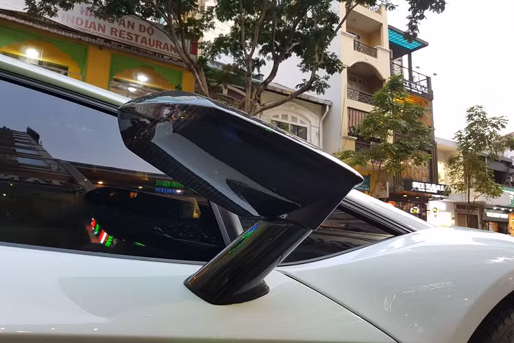 Cặp đèn chiếu sáng dạng Full-Led với tạo hình đèn ban ngày chữ Y vô cùng nổi bật. Đèn xi-nhan gồm nhiều bóng nhỏ được đặt khéo léo bên trong choá đèn trung tâm. Ngay bên dưới là hai hốc hút gió to bản, góc cạnh và cực kỳ khoẻ khoắn. Nếu nhìn phần đầu xe, Aventador sẽ cho cảm giác giống một chiếc phi thuyền không gian hơn là một chiếc ô tô bốn bánh thông thường.
