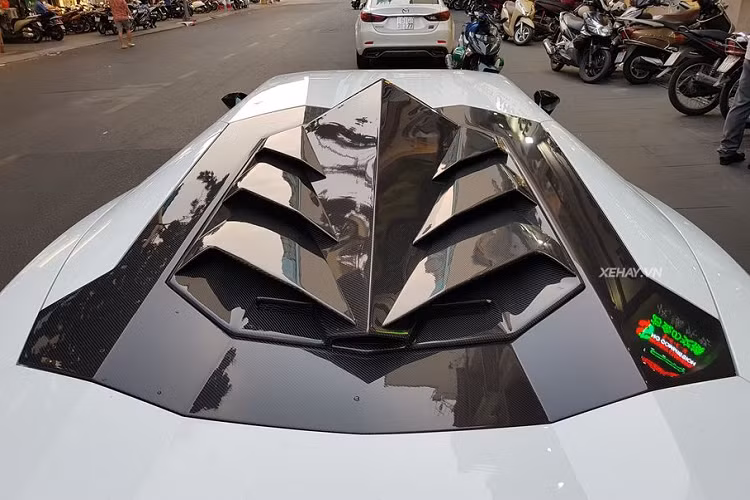 Bộ mâm Novitec x Vossen NV1 với vành to đi kèm lốp cực mỏng và bộ ổ khoá trung tâm giống kiểu của xe đua. Phần nắp động cơ nguyên bản cũng được thay mới hoàn toàn với việc nâng cấp lên loại làm bằng vật liệu carbon, cách điệu hình vây cá mập.