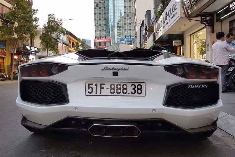 Ở đuôi xe, cụm ống xả kép được thu gọn vào một ô ở trung tâm tạo cảm giác gọn gàng. Ngoài ra, chủ nhân của “siêu bò” còn đầu tư cho xe ống xả hiệu straight pipe do hãng độ Novitec sản xuất với giá không dưới 12.000 USD (tương đương khoảng 280 triệu đồng). Xe sở hữu khối động cơ V12, dung tích 6,5 lít, sản sinh công suất tối đa 700 mã lực và mô-men xoắn cực đại 690 Nm.