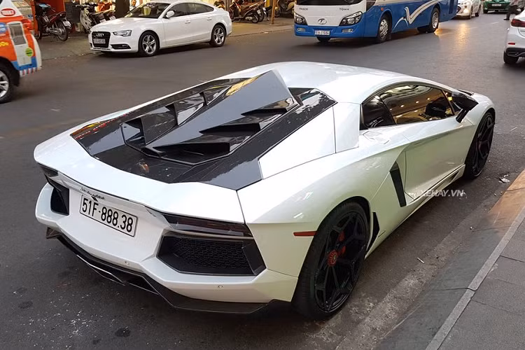 Bước sang phần thân xe, Lamborghini Aventador LP700-4 mang trên mình bộ bodykit bằng sợi carbon từ Vorsteiner. Cặp gương ốp carbon cá tính và đúng điệu với tổng thể siêu xe.