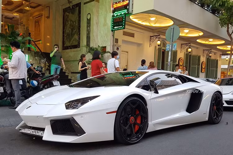 Được ra mắt để thay thế mẫu Murcielago tại triển lãm Geneva Motor Show vào tháng 2/2011, Aventador nhanh chóng trở thành “thỏi nam châm” thu hút mọi sự chú ý của giới truyền thông cũng như giới mộ điệu trên khắp thế giới. Siêu xe Lamborghini Aventador LP700-4 trong bài viết là chiếc Aventador chính hãng đầu tiên được nhập khẩu về Việt Nam. Xe đã được chủ nhân độ lại khá nhiều chi tiết hàng hiệu vô cùng độc đáo.