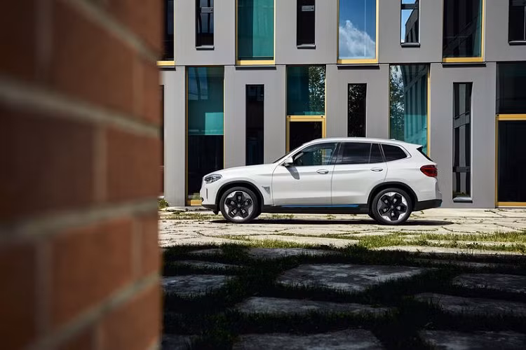 Được biết, BMW iX3 chính là mẫu xe đầu tiên trong dải sản phẩm bộ 3 mẫu xe thuần điện mới của BMW trong thời gian này, tiếp ngay sau là mẫu i4 và mẫu iNext dự kiến sẽ ra mắt vào cuối năm 2021. Đáng chú ý, thay vì được sản xuất ở quê nhà, bộ 3 sản phẩm mới này của BMW đều sẽ được chế tạo tại nhà máy Shenyang ở Trung Quốc.
