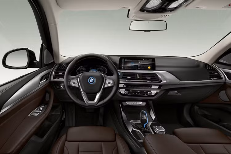 Về ngoại thất, BMW iX3 chạy điện mang một số khác biệt nhỏ so với biến thể X3 truyền thống như bộ lưới tản nhiệt hình quả thận kín một phần, mâm xe hợp kim 19 inch và đặc biệt là các đường chỉ màu xanh dương đúng kiểu xe điện xuất hiện ở nhiều chi tiết từ ngoại tới nội thất.