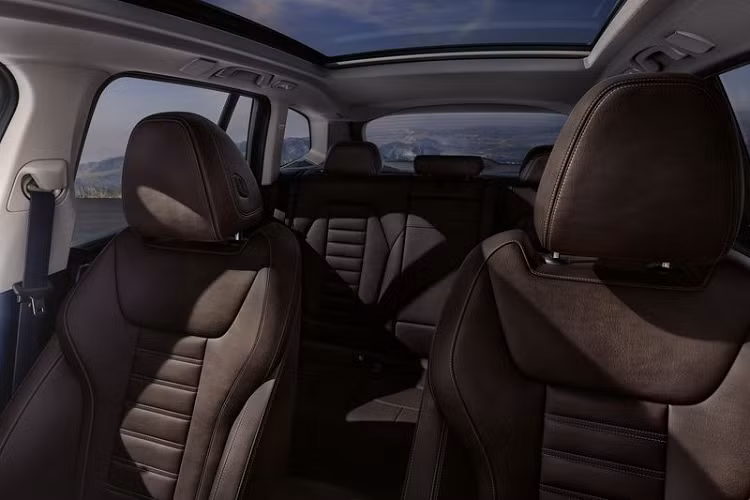 Đối với không gian nội thất, BMW iX3 gần như không có sự khác biệt nào về thiết kế so với người anh em X3. Xe vẫn được trang bị đầy đủ các tiện nghi như màn hình công-tơ-mét dạng LCD, màn hình giải trí kích thước lớn, hệ thống giải trí iDrive, khoang cabin bọc da cao cấp...