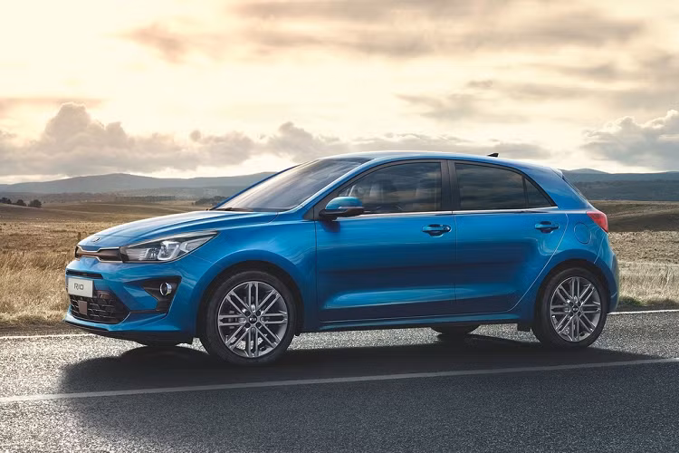 Giá xe Kia Rio 2021 bản tiêu chuẩn LX bán ra từ 16.050 USD (khoảng 369 triệu đồng), tăng 200 USD so với đời trước. Là phiên bản rẻ nhất nhưng Rio LX vẫn đảm bảo đủ trang bị cần thiết như cửa sổ chỉnh điện, dàn âm thanh 4 loa, điều hòa nhiệt độ, màn hình đa thông tin 3,5 inch, mâm xe 15 inch.