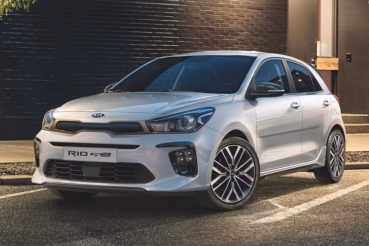 Tại châu Âu, Rio 2021 có thêm động cơ hybrid, cho ra 2 mức công suất là 100 mã lực và 120 mã lực, mô-men xoắn 147 Nm. Động cơ này gồm động cơ xăng 1.0L và mô-tơ 48V, đi kèm hệ thống phanh tái tạo năng lượng.