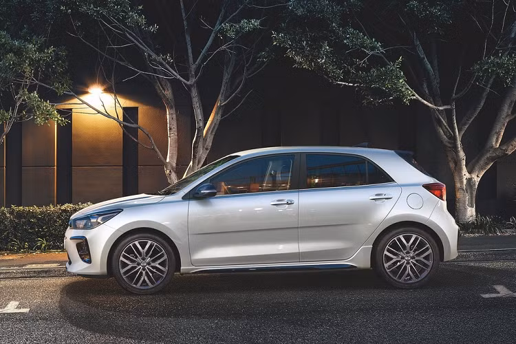 Tất cả phiên bản của Rio 2021 đều sử dụng động cơ 4 xy-lanh 1.6L, sản sinh công suất 120 mã lực và mô-men xoắn 152 Nm. Xe đi kèm hộp số CVT.