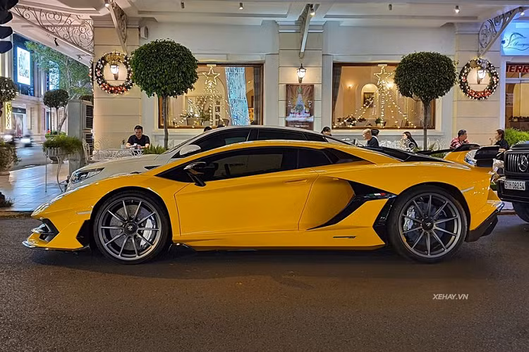 Là một phiên bản nâng cấp hiệu suất của Aventador SV, SVJ không chỉ mạnh mẽ hơn tất cả những bản Aventador khác mà còn được hưởng lợi từ hệ thống khí động chủ động ALA thế hệ mới nhất.