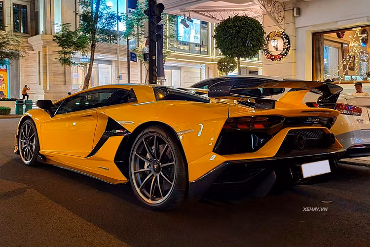 Lamborghini Aventador SVJ vẫn sử dụng động cơ hút khí tự nhiên V12 6.5 lít như những người anh em còn lại của dòng sản phẩm, nhưng cho ra công suất 770 mã lực và 720Nm mô-men xoắn cực đại - thực tế chỉ mạnh hơn 30 và 40 mã lực so với Aventador SV và Aventador S tương ứng. Đặc biệt, nhờ được trang bị hệ thống ALA tiên tiến, xe chỉ mất 2,8 giây để tăng tốc từ 0-100 km/ và 0-200 km/h trong 8,6 giây, trước khi cán tốc độ tối đa 350 km/h. 