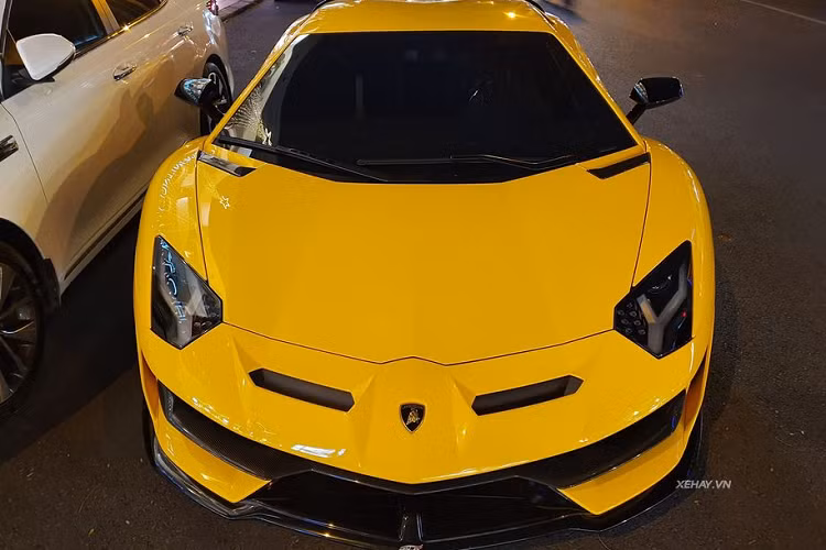 Theo quan sát, chiếc Lamborghini Aventador SVJ hàng hiếm này vừa được chủ nhân trang bị thêm hệ thống ống xả hoàn toàn mới đến từ thương hiệu Brooke Race Exhausts. Ngoài ra, xe vẫn sở hữu nước sơn ngoại thất màu vàng Giallo Evros nổi bật, khác với màu xanh Blu Glauco của chiếc Aventador SVJ đầu tiên đang định cư ở Hà Nội.