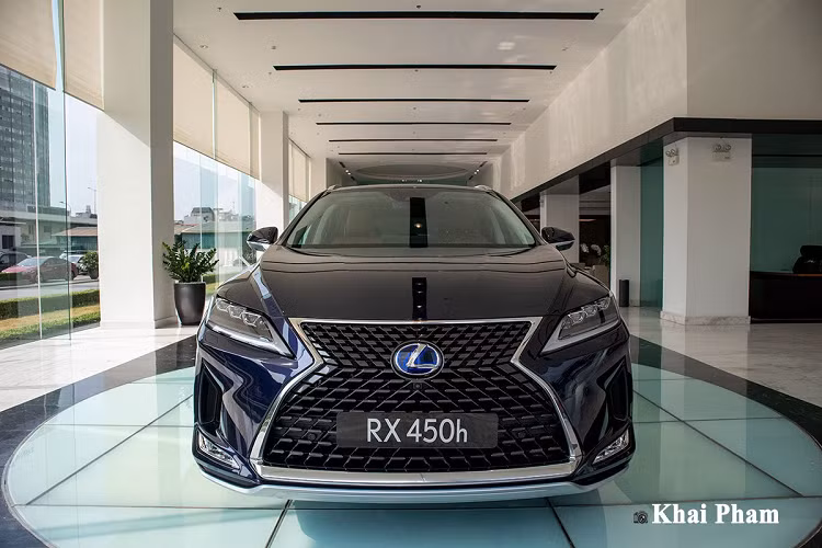 Ở Model mới nhất, Lexus RX 450h mang đến sự hiện đại, xứng đáng là "anh cả" của dòng SUV hạng sang cỡ trung. Tính đến thời điểm này, Lexus RX đã trải qua 4 thế hệ, mỗi lần nâng cấp chiếc xe này càng thu hút được nhiều đối tượng khách hàng hơn dù mức giá cao bậc nhất phân khúc.