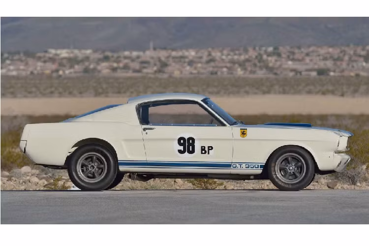 Trước đây, Ford Mustang Bullitt 1968 đã lập kỷ lục với số tiền 3,4 triệu Đô-la thu về từ một phiên đấu giá. Đến nay, kỷ lục này có thể sẽ bị lật đổ bởi chiếc xe này – chiếc Ford Shelby GT350R nguyên mẫu đầu tiên và cũng là chiếc Shelby Mustang đầu tiên chiến thắng một chặng đua. Khi đó, chiếc xe được điều khiển bởi một huyền thoại, không ai khác ngoài Ken Miles.