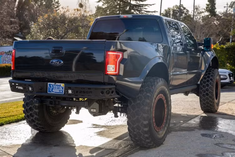 Công ty MegaRexx Trucks từ thành phố Tucson, tiểu bang Arizona, Mỹ đã trang bị cho chiếc Super Duty với tấm ốp mặt trước phong cách Raptor, tuy nhiên các tấm ốp giờ đây đều được làm bằng sợi thủy tinh và mở ra theo kiểu vỏ sò.