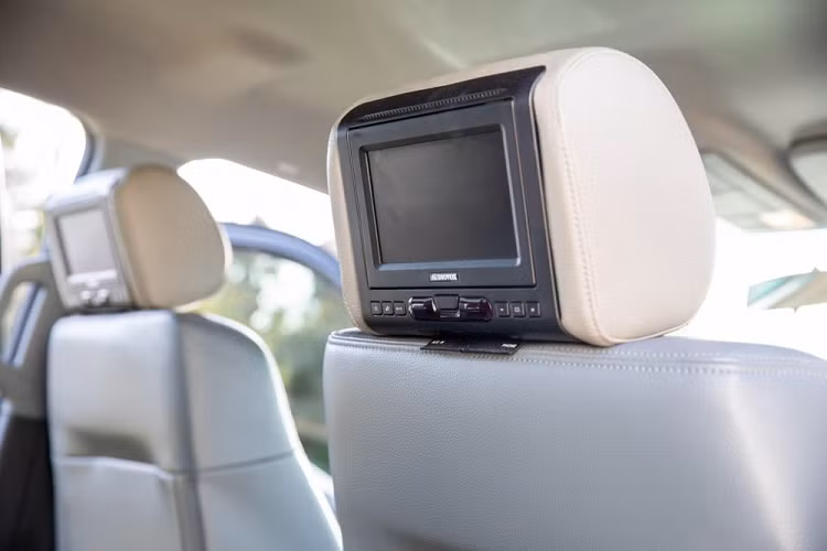Không rõ chiếc giá xe MegaRexx F250R bao nhiêu, nhưng khi còn mới nó có giá khoảng 90.000 USD. Con số này nghe có vẻ “rẻ bất ngờ” nhưng nó vốn được chế tạo trên phiên bản F-250 Super Duty XL, một phiên bản sơ cấp với ghế vinyl và một vài món đồ sang trọng mà thôi. Gói trang bị F250R của MegaRexx có giá khởi điểm khoảng 28.000 USD, và chiếc xe ở đây dường như có nhận thêm vài trang bị ngon lành nữa, vậy nên không bất ngờ nếu mức đấu giá cuối cùng của nó là hơn 100.000 USD.