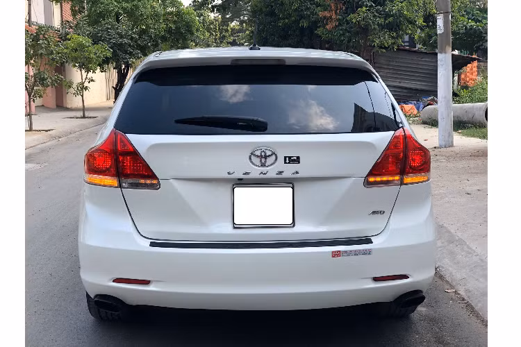 Cùng với Toyota Camry, Highlander và Sienna – mẫu crossover Toyota Venza nhập Mỹ từng được đưa về Việt Nam khá nhiều với đầy đủ các phiên bản khác nhau từ I4 2.7L và V6 3.5L. Dòng xe Toyota Venza hội tụ được nhiều yếu tố như: thiết kế đẹp mắt, nội thất rộng rãi, cung cấp nhiều tiện nghi tiệm cận xe sang trọng thời bấy giờ. Chính vì thế, Toyota Venza đã chinh phục được nhiều khách hàng Việt khó tính.