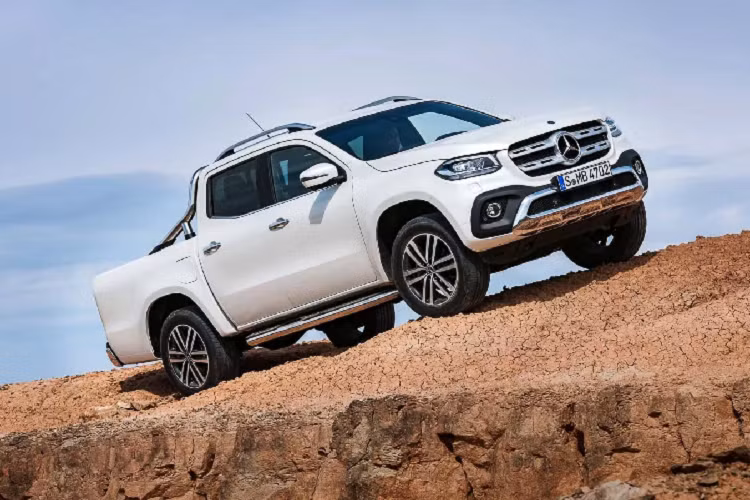 Trân mẫu bán tải của mình, hãng xe sang Mercedes-Benz chỉ thực hiện các sửa đổi về thiết kế, đi kèm với trang bị tiện nghi cao cấp và cung cấp dòng động cơ xăng và dầu để X-Class trở thành một chiếc “bán tải nhà giàu” đúng nghĩa nhằm bán ra ở các thị trường như châu Âu, Nam Phi hay Úc.