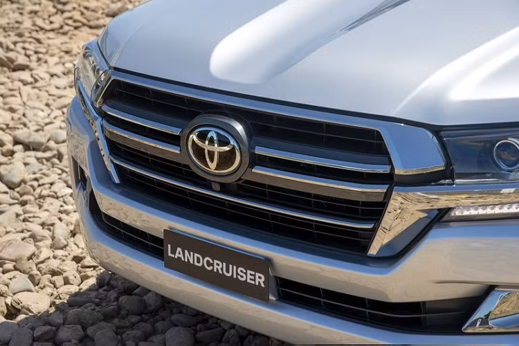 Ở bên trong, nội thất của mẫu xe SUV Toyota Land Cruiser Horizon Edition được bọc da đen, kết hợp những đường viền trang trí màu đen, điểm nhấn mạ crôm và đường chỉ khâu cao cấp.