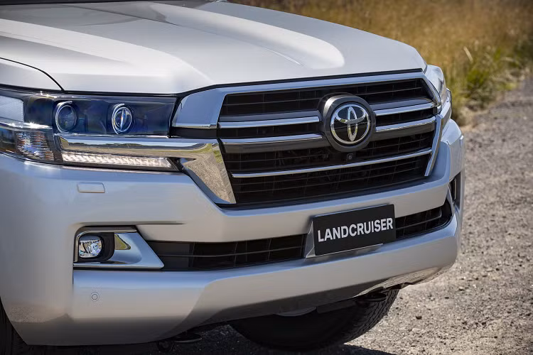 Phiên bản Land Cruiser Horizon 2021 mới được tạo ra dựa trên LC200 Sahara, sau đó bổ sung lưới tản nhiệt tối màu, viền bao đèn pha màu đen và viền đèn sương mù mạ crôm màu khói. Chưa hết, xe còn có đèn cửa hiển thị logo “Land Cruiser” và huy hiệu “Horizon” ở phía sau.