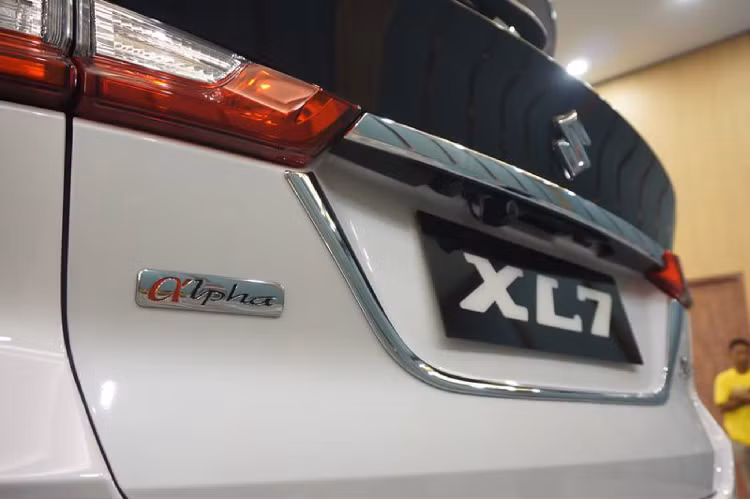 Khi nhìn vào tổng thể, mẫu xe MPV Suzuki XL7 mang kích thước và phong cách thiết kế tương đồng với “người anh em” Ertiga. Hãng Suzuki đã định vị cho XL7 nằm ở phân khúc cao cấp hơn so với Ertiga, số ‘’7’’ trong tên gọi XL7 của xe mang ý nghĩa chỉ chỗ ngồi trên xe.
