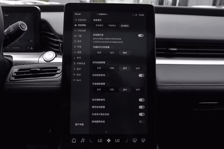 Về mặt thiết kế tổng quan, Qoros 7 có nhiều điểm cải tiến tích cực, mang tới một dáng vẻ sang trọng và tân tiến hơn. Phía đầu xe có hai đường kẻ dọc màu đen bắt đầu từ vị trí đèn pha, lưới tản nhiệt rộng ngang màu đen với logo nằm ở vị trí nối liền giữa lưới tản nhiệt và tấm ốp phía trên.