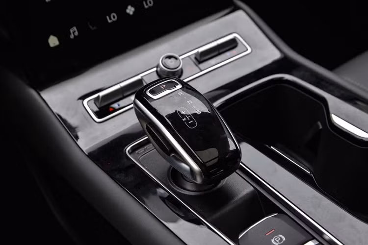 Trung tâm của nội thất là một màn hình cảm ứng 14,6 inch khổng lồ, lớn nhất từng có trong một mẫu xe sản xuất mang thương hiệu Trung Quốc. Tuy nhiên, kỳ lạ là hình ảnh đồ họa lại có phần lạc hậu với những dòng chữ hướng dẫn thay vì các biểu tượng đơn giản dễ hiểu.