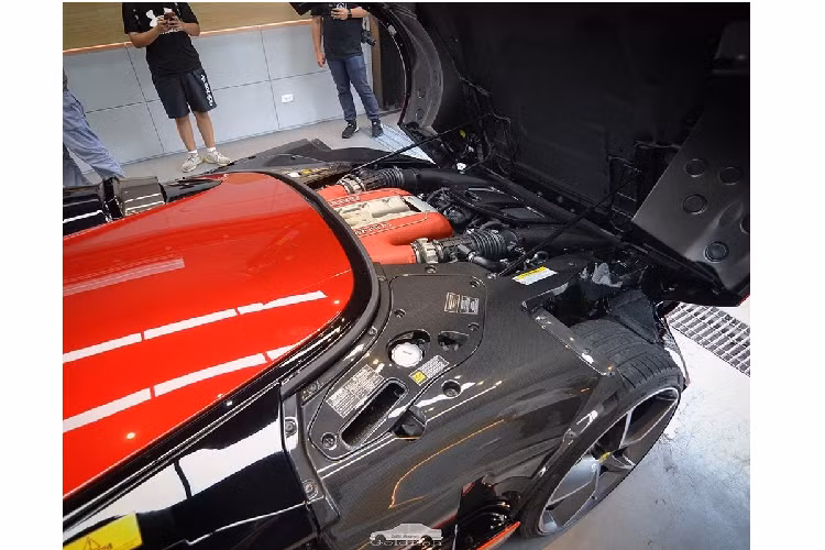 Khối động cơ này khi gắn trên Ferrari Monza SP1 tạo ra công suất tối đa 809 mã lực, tăng 10 mã lực và mô-men xoắn cực đại 719 Nm, tăng 1 Nm so với Ferrari 812 Superfast