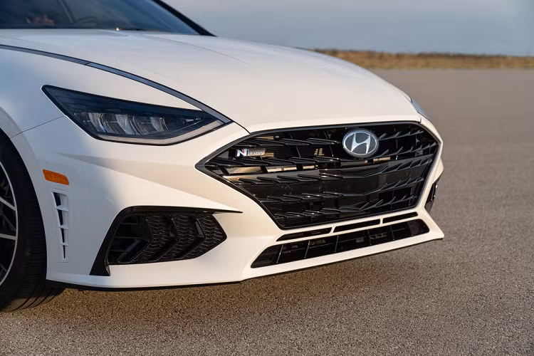 Vốn mang kiểu dáng sedan lai coupe, Sonata còn thể thao hơn với gói trang bị N Line. Phần đầu của Sonata N Line có các hốc gió lớn hơn. Phiên bản thể thao này được bổ sung 3 khe gió bên dưới lưới tản nhiệt. Thiết kế này tương tự các mẫu xe thể thao của Audi như TT hay R8.