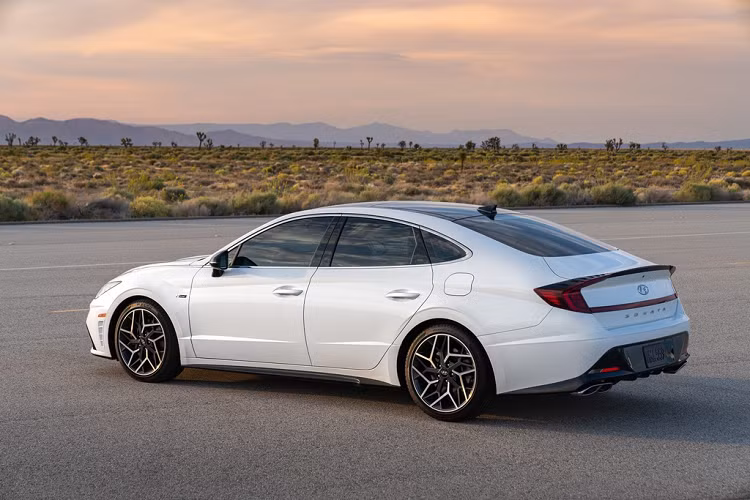 Để đáp ứng công suất mới, Hyundai phải trang bị hộp số ly hợp kép dạng ướt cho Hyundai Sonata N Line thế hệ mới. Với khả năng giải nhiệt tốt hơn hộp số thông thường, hộp số này phù hợp với chiếc xe thể thao. Hộp số N Power Shift giúp hạn chế tình trạng hụt mô-men xoắn khi chuyển số.
