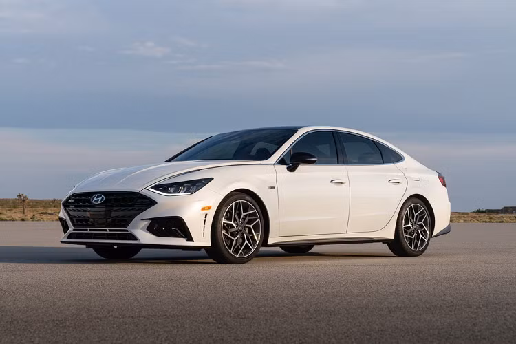 Cuối tháng 9, hãng xe Hàn Quốc đã hé lộ những hình ảnh đầu tiên về chiếc Hyundai Sonata N Line 2021 mới. Mới đây, hãng xe Hàn tiếp tục giới thiệu các thông số chi tiết của mẫu sedan thể thao này.
