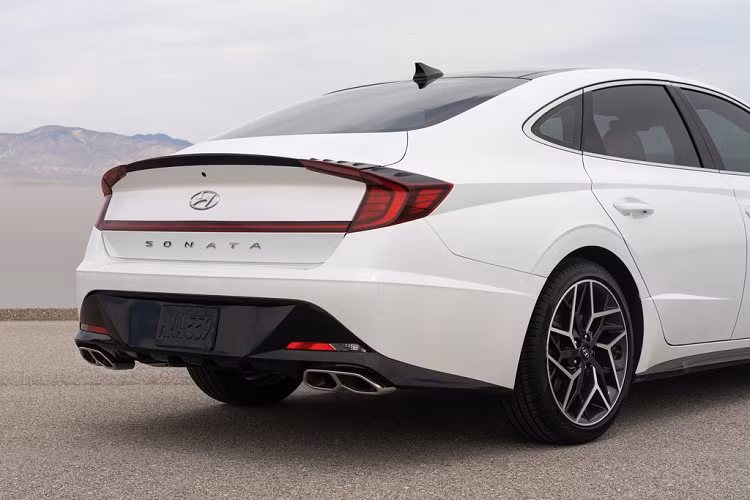 Ở 2 bên, Hyundai Sonata N Line 2021 sở hữu cánh gió để tăng tính khí động học và cải thiện vóc dáng của xe. Đuôi xe nổi bật với bộ 4 ống xả đặt đối xứng và cánh gió cố định ăn khớp với cụm đèn hậu.