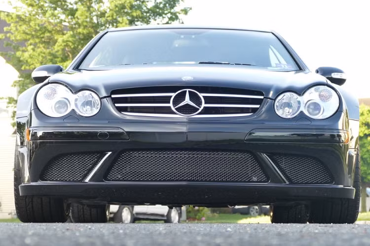Một chiếc Mercedes-Benz CLK 63 AMG Black Series đời 2008 đang được chủ nhân rao bán trên trang đấu giá Bringatrailer với mức giá hiện tại là 95.000 USD (hơn 2,2 tỷ dồng). Ngoại hình tổng thể vẫn còn khá mới và chiếc xe chỉ lăn bánh được 2.575 km.