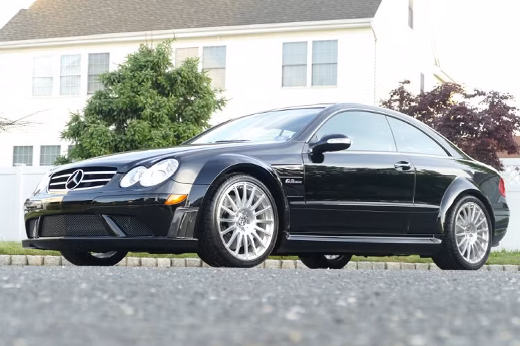 Trước khi Mercedes bắt tay vào kế hoạch mở rộng các model AMG, có khá ít những mẫu xe được đính kèm logo AMG ở phía sau. Một trong số đó là mẫu Mercedes-Benz CLK 63 đời 2008 bản AMG Black Series.