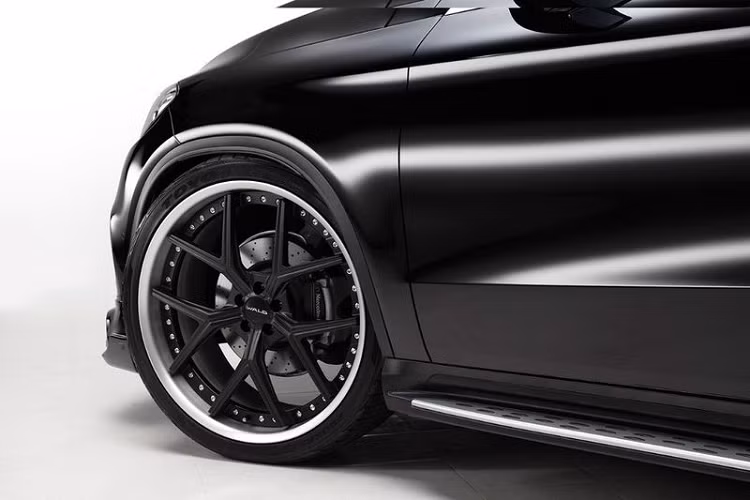 Chưa dừng lại ở những nâng cấp kể trên, Mercedes-Benz GLE Coupe độ khủng này còn nhận được các bánh xe quá khổ từ Wald International, bộ mâm mới thực sự to lớn khi có kích thước lên tới 10,5 × 24 inch.
