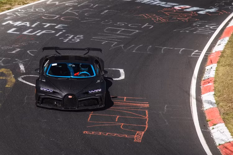Chiron Pur Sport 2021 mới sẽ vẫn được trang bị động cơ W16 dung tích khủng 8.0 lít quen thuộc với công suất cực đại 1.500 mã lực và 1.600 Nm mô-men xoắn. Theo như Bugatti, xe sở hữu hộp số với các tỉ lệ rút ngắn, góp vần gia tăng khả năng tăng tốc của xe.